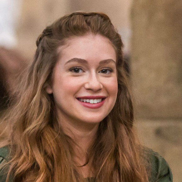 Marina Ruy Barbosa teve aulas de culinária, montaria, arco e flecha e luta para viver a plebeia Amália da novela 'Deus Salve o Rei'