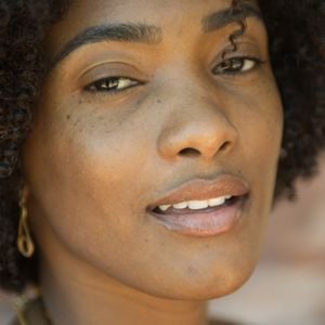 Erika Januza revelou que Raquel sofrerá preconceito na novela 'O outro Lado do Paraiso': 'É uma mulher muito forte, mas para encarar tudo o que ela vai passar tem que realmente ser muito forte. Ela sofre preconceito tanto racial quanto social. Acho que se ela fosse rica não sofreria tanto'