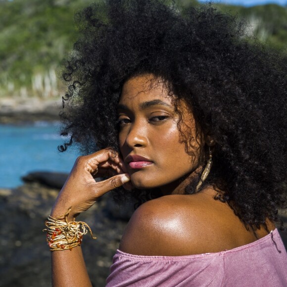 Erika Januza fala sobre a sua personagem Raquel na novela 'O Outro Lado do Paraíso': 'É uma mulher muito forte, mas para encarar tudo o que ela vai passar tem que realmente ser muito forte. Ela sofre preconceito tanto racial quanto social. Acho que se ela fosse rica não sofreria tanto'