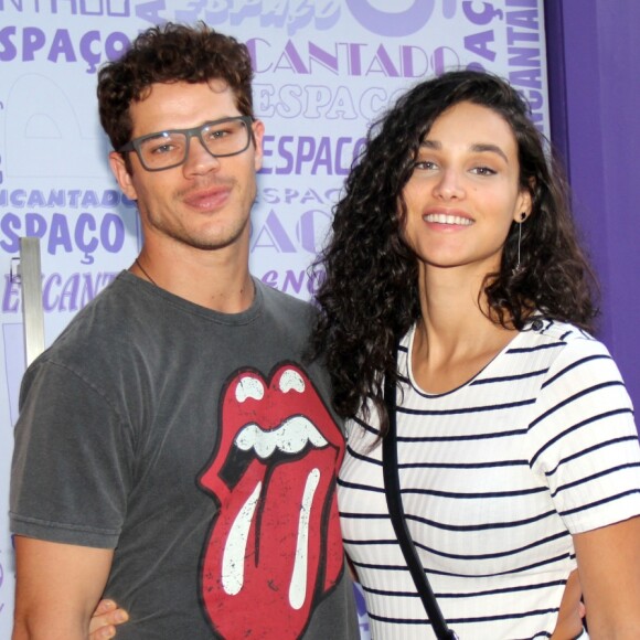 José Loreto, marido de Debora Nascimento, avalia ser pai de menina em entrevista à revista 'Caras' nesta quinta-feira, dia 19 de outubro de 2017