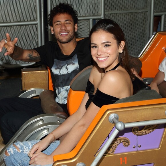 Neymar mantém quadro com foto de Bruna Marquezine decorando sua casa na França