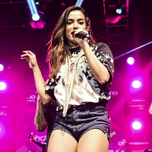 'Ia já por um short por baixo do vestido, ficar de shortinho pra poder dar o movimento do funk', disse Anitta ao idealizar look de casamento