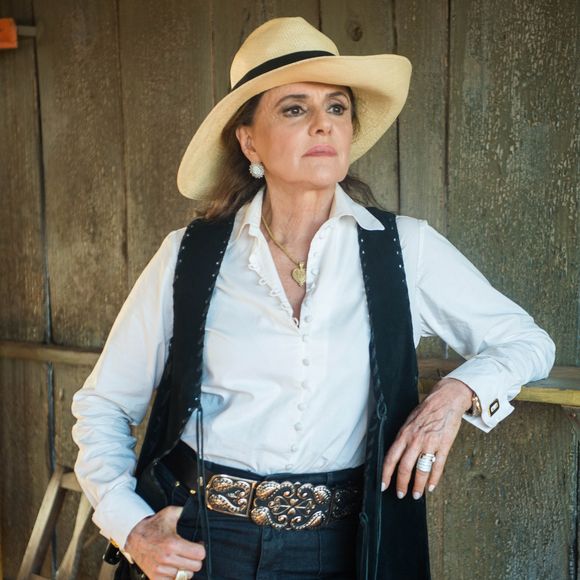 A vilã Sophia (Marieta Severo) se envergonha da filha Estela (Juliana Caldas) por ela ser portadora de nanismo, na novela 'O Outro Lado do Paraíso'
