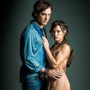 Clara (Bianca Bin) e Gael (Sergio Guizé) se casam e ele é violento com ela na primeira transa dos dois na noite de núpcias, no capítulo que vai ao ar terça-feira, dia 24 de outubro de 2017, na novela 'O Outro Lado do Paraíso'