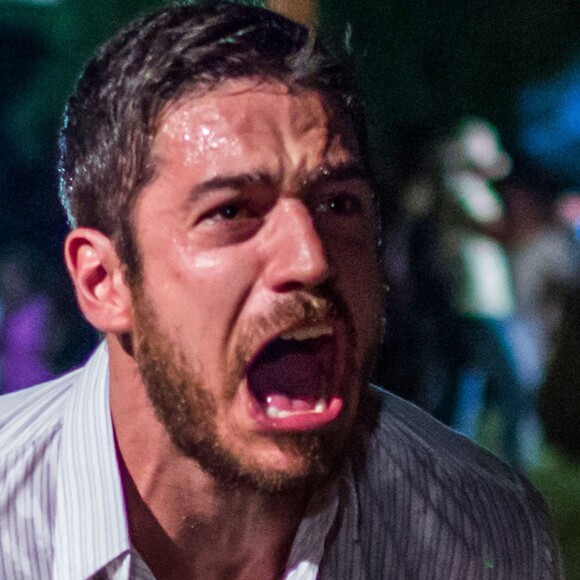 Zeca (Marco Pigossi) desequilibra, cai em rio e é levado pelas águas, no capítulo que vai ao ar no final de 'A Força do Querer'