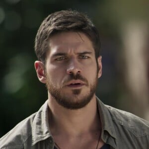 Zeca (Marco Pigossi) avista Ritinha (Isis Valverde) fugindo com seu filho em barco em 'A Força do Querer'