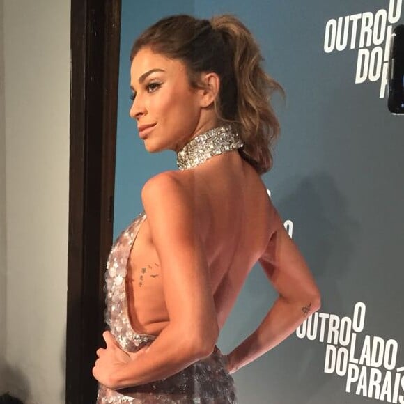 Grazi Massafera exibe tatuagem na costela ao usar vestido com costas nuas