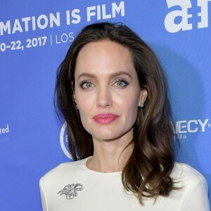 'Ela odeia o fato de Brad estar saindo com alguém que interpretou sua versão adolescente em um filme', disse uma fonte sobre Angelina Jolie