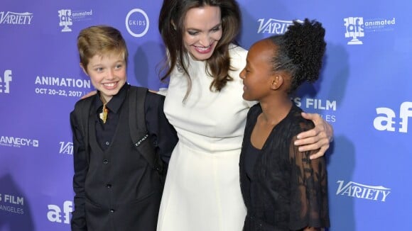 Filha de Angelina Jolie, Shiloh surge de terno em pré-estreia de filme. Fotos!