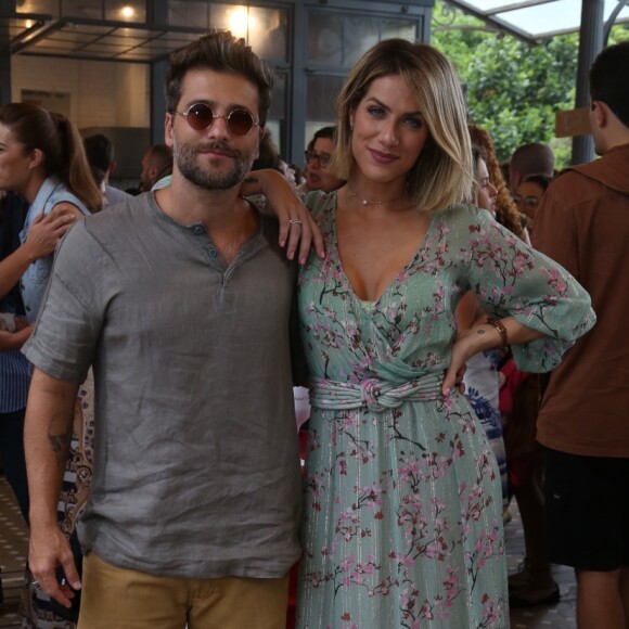 Giovanna Ewbank posa com o marido, Bruno Gagliasso, em inauguração