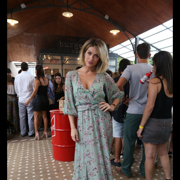 Giovanna Ewbank escolheu a peça da grife Ateen para a inauguração da hamburgueria de Bruno Gagliasso