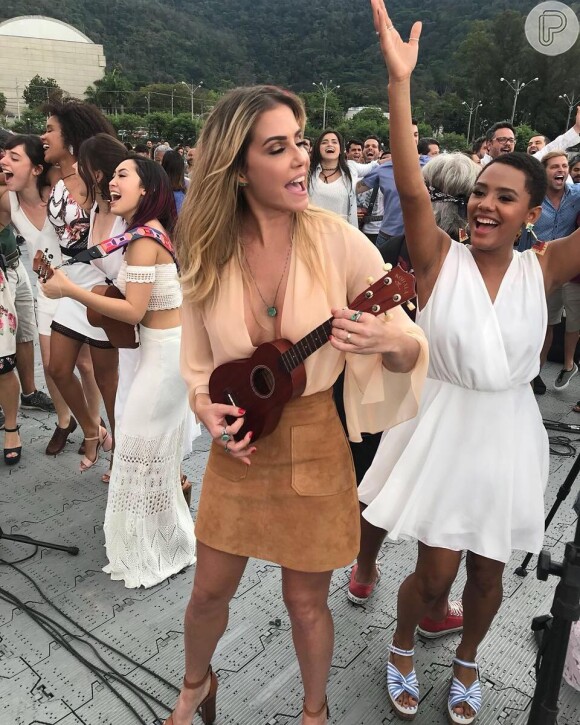Deborah Secco tocou ukelele ao lado de Jéssica Ellen na gravação da vinheta de fim de ano da TV Globo
