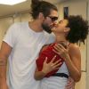 Sheron Menezzes recebeu um beijo do namorado, Saulo Bernard, ao deixar a maternidade