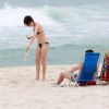 Carol Duarte bebe cerveja acompanha de amigo em praia da Barra