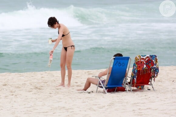 Carol Duarte bebe cerveja acompanha de amigo em praia da Barra