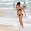 Carol Duarte aproveitou o dia de calor no Rio para curtir a praia