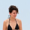 Carol Duarte curte dia de praia acompanhada de amigo no Rio de Janeiro