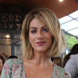 Giovanna Ewbank posou para os fotógrafos no evento