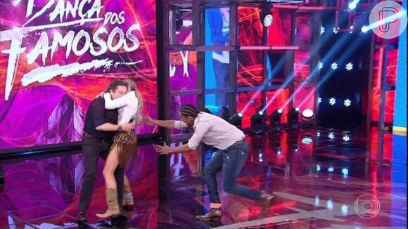 Adriane Galisteu se divertiu com memes criados pela web ao derrubar Fausto Silva durante o 'Dança dos Famosos'