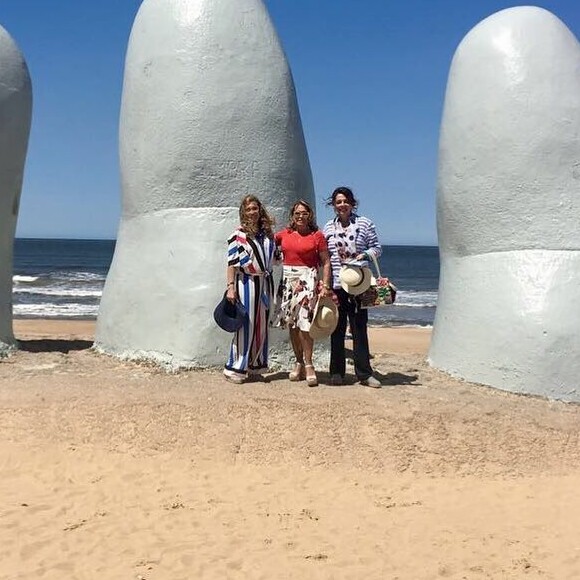 Susana Vieira posta foto com Arlette Salles em Punta Del Este no balneário do Uruguai