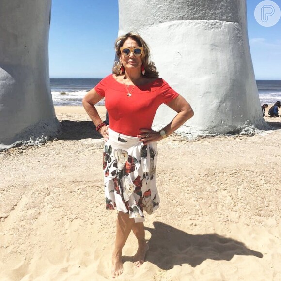 Susana Vieira posa no monumento Los Dedos, em Punta Del Este, no Uruguai