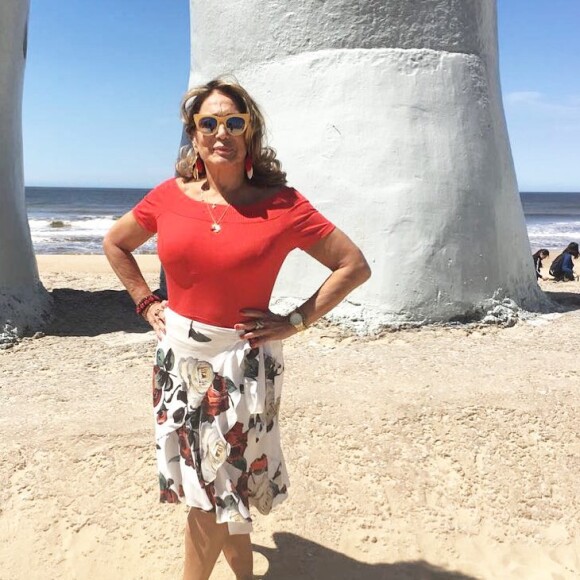 Susana Vieira posa no monumento Los Dedos, em Punta Del Este, no Uruguai