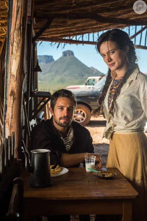 Renato (Rafael Cardoso) e Clara (Bianca Bin) se conhecem no quilombo, onde ela dá aulas e ele presta serviços como médico, na novela 'O Outro Lado do Paraíso'