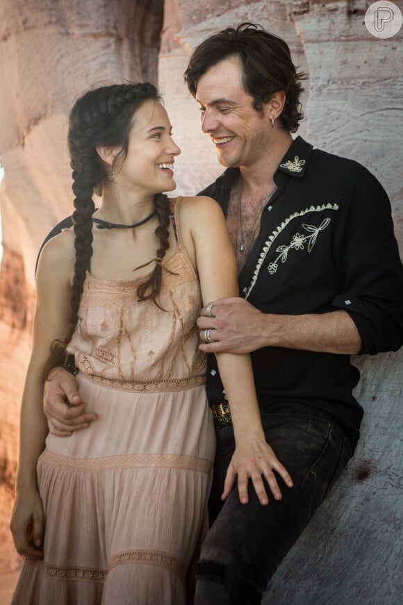 Clara (Bianca Bin) e Gael (Sergio Guizé) se apaixonam e ele a pede em casamento, na novela 'O Outro Lado do Paraíso'