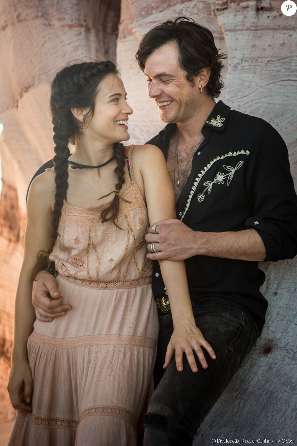 Clara (Bianca Bin) e Gael (Sergio Guizé) se apaixonam e ele a pede em ...