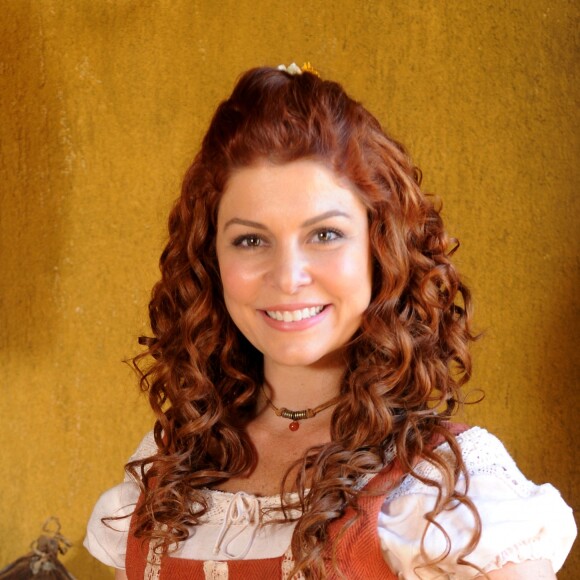 Polentina (Bárbara Borges) é salva por Gregor (Marco Antonio Gimenez) do ataque de um dragão, no capítulo de sexta-feira, 3 de novembro de 2017, da novela 'Belaventura'