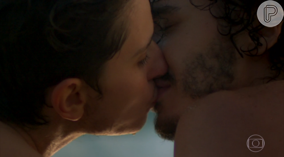 Ivan (Carol Duarte) e Cláudio (Gabriel Stauffer) deram um beijo no último capítulo de 'A Força do Querer'