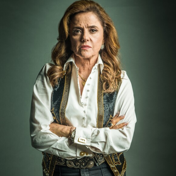 Envergonhada por Estela (Juliana Caldas) ser anã, Sophia (Marieta Severo) a envia para fora do Brasil, na novela 'O Outro Lado do Paraíso'