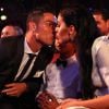 Cristiano Ronaldo dedica prêmio aos 4 filhos e dá selinho em namorada, Georgina Rodríguez, nesta segunda-feira, dia 23 de outubro de 2017
