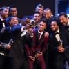 Neymar posa com Messi, Daniel Alves e demais jogadores no prêmio da FIFA