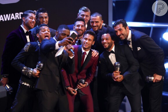 Neymar posa com Messi, Daniel Alves e demais jogadores no prêmio da FIFA