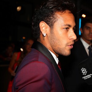 Neymar, usando um terno bordô, foi sozinho à premiação da FIFA