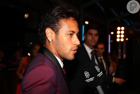 Neymar, usando um terno bordô, foi sozinho à premiação da FIFA