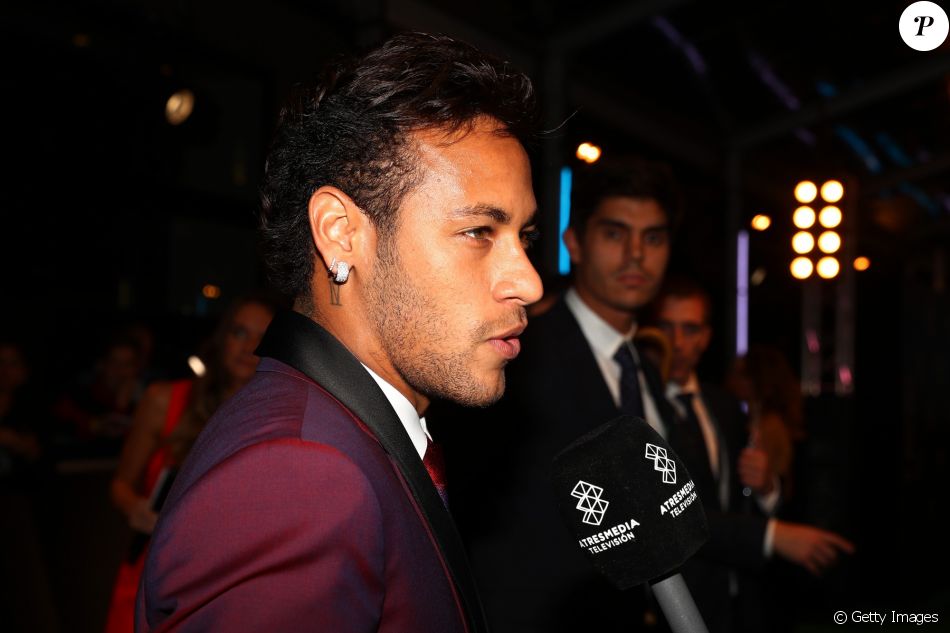 Neymar, usando um terno bordô, foi sozinho à premiação da FIFA - Purepeople