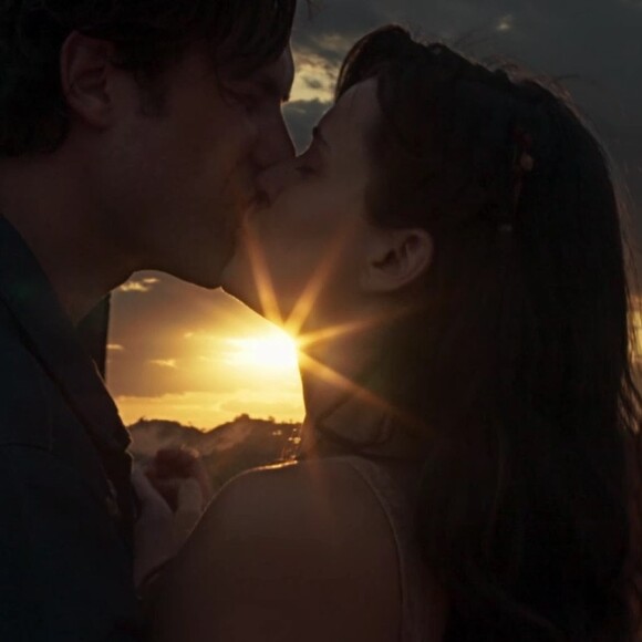 No primeiro capítulo de 'O Outro Lado do Paraíso', os protagonistas deram o primeiro beijo e ficaram noivos