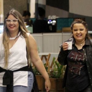 Marília Mendonça e Maiara, dupla de Maraisa, passearam em shopping do Rio, na noite desta segunda-feira, 23 de outubro de 2017