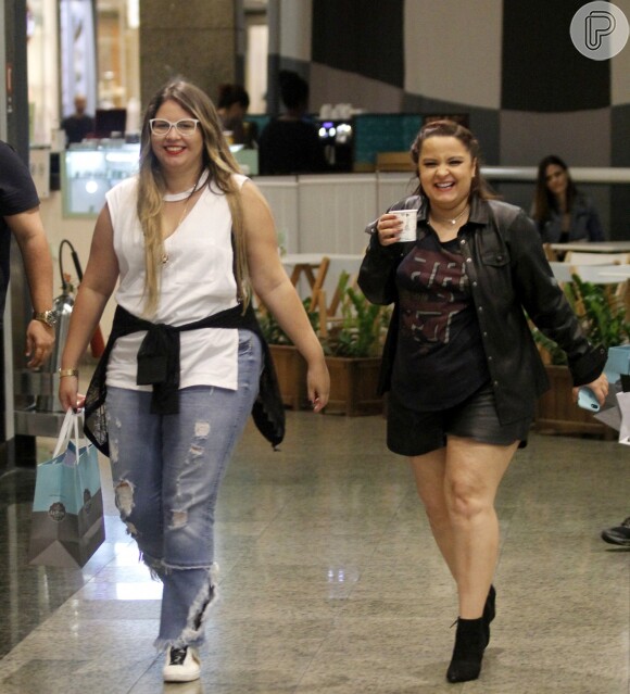 Marília Mendonça e Maiara, dupla de Maraisa, passearam em shopping do Rio, na noite desta segunda-feira, 23 de outubro de 2017