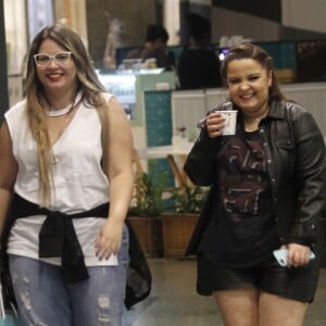 Marília Mendonça e Maiara, da dupla de Maraisa, aproveitaram a noite de segunda-feira, 23 de outubro de 2017, para passearem em shopping do Rio