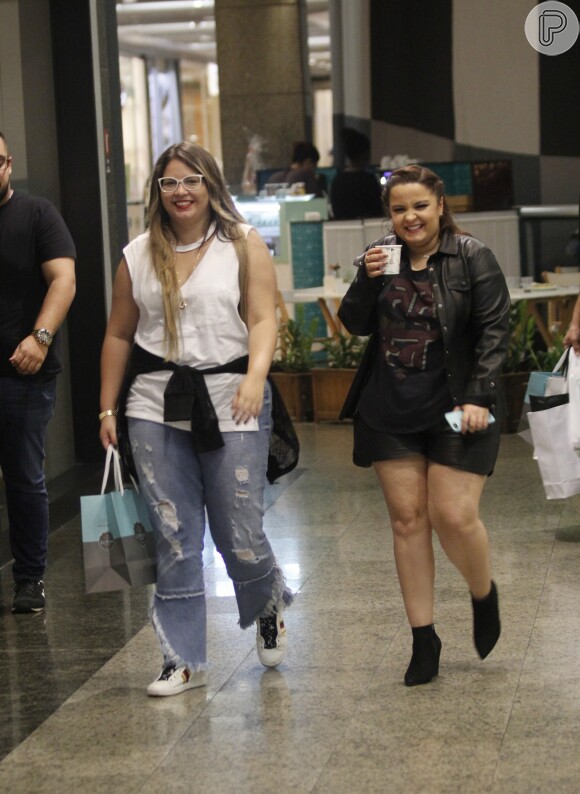 Marília Mendonça e Maiara, da dupla de Maraisa, aproveitaram a noite de segunda-feira, 23 de outubro de 2017, para passearem em shopping do Rio