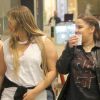 Marília Mendonça e Maiara, da dupla com Maraisa, conferiram as novidades nas vitrines de shopping do Rio