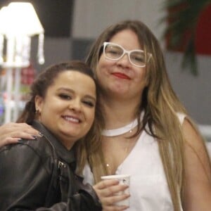 Marília Mendonça e Maiara, dupla de Maraisa, posaram para fotos ao notarem a presença do paparazzo