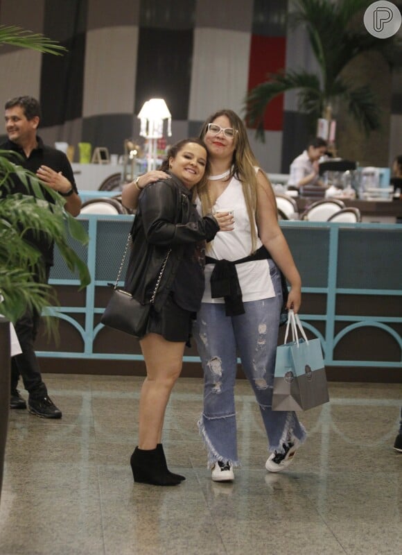 Marília Mendonça aproveitou a passagem por shopping para fazer compras ao lado de Maiara, dupla de Maraisa