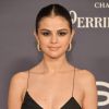 Selena Gomez complementou o visual com brincos de argola no InStyle Awards, realizado em Los Angeles, na Califórnia, em 23 de outubro de 2017