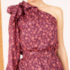 A blusa de um ombro só – tendência forte no momento – pertence à marca Ulla Johnson e é vendida online por por $ 322, cerca de R$ 1 mil