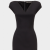 O vestido de gola 'V' e barra de tule com a palavra 'equality', ou 'igualdade', bordada, é vendido no site da Versace por $ 1.675, cerca de R$ 5,5 mil