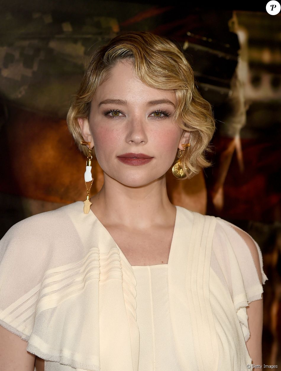 Haley Bennett usou brincos desiguais no InStyle Awards, realizado em